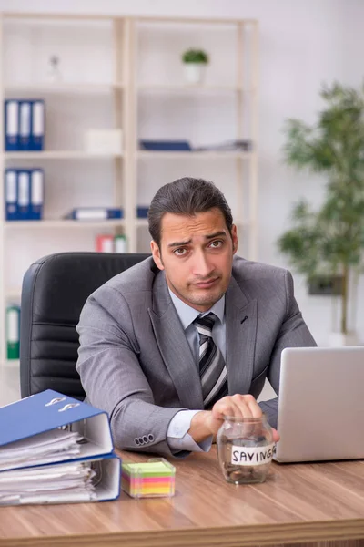 Joven trabajador masculino en concepto de pensiones en el lugar de trabajo — Foto de Stock