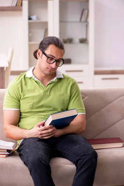 Joven estudiante masculino preparándose para los exámenes en casa — Foto de Stock