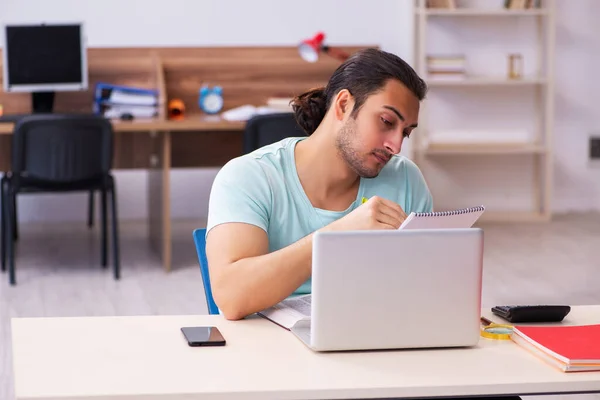 Jovem estudante do sexo masculino se preparando para exames em casa em tele-educação — Fotografia de Stock