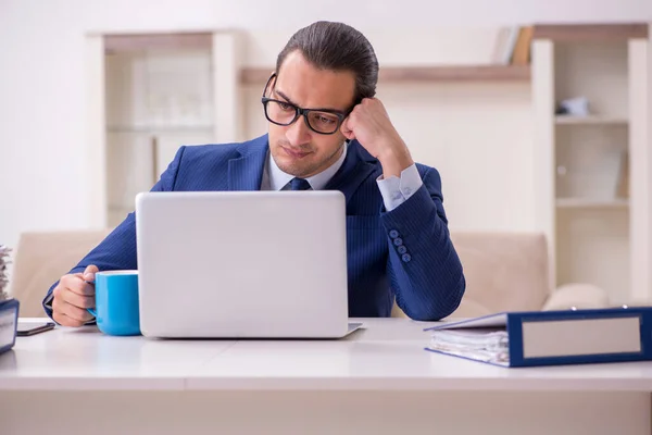 Jonge mannelijke werknemer werkt vanuit huis in een pandemisch concept — Stockfoto