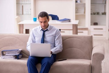 Salgın konsepti için evden çalışan genç erkek çalışanlar.