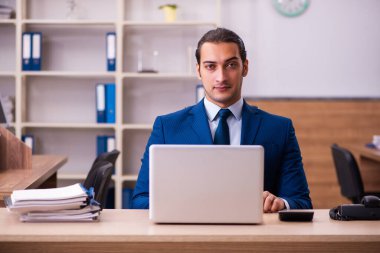 Ofiste çalışan genç bir erkek.