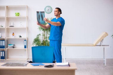 Klinikte çalışan genç bir erkek radyolog.