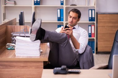 Genç erkek çalışan aşırı çalışmaktan son derece yoruldu.