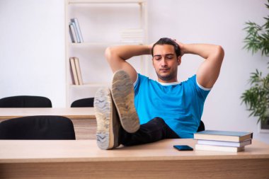 Sınavlara hazırlanan bitkin erkek öğrenci.