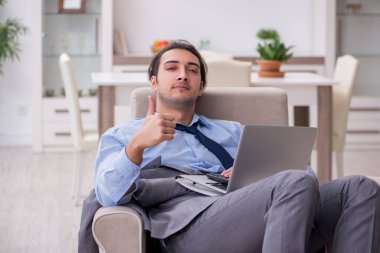 Evden çalışan yorgun işadamı