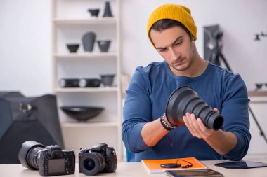 Stüdyoda çalışan genç bir fotoğrafçı.