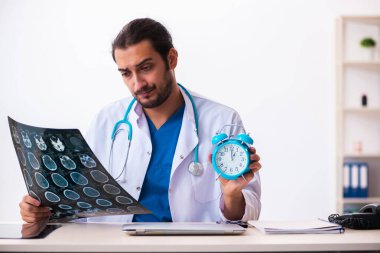 Klinikte çalışan genç bir erkek radyolog.