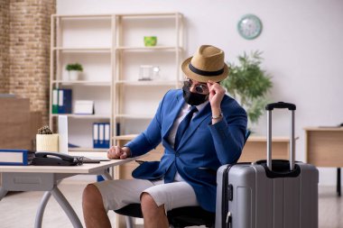 İş adamı salgın sırasında geziye hazırlanıyor