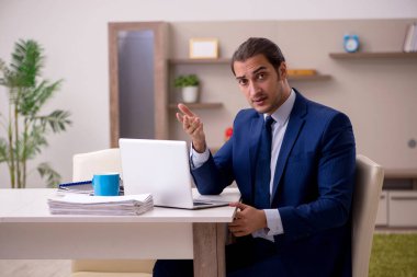 Salgın konsepti için evden çalışan genç erkek çalışanlar.