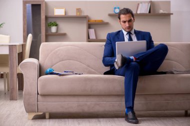 Salgın konsepti için evden çalışan genç erkek çalışanlar.