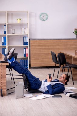 Genç erkek işadamı işinden memnun değil.