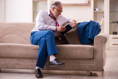 Eski erkek patron işten eve geliyor.