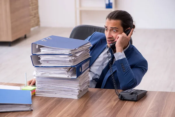 Junge männliche Mitarbeiter unzufrieden mit exzessiver Arbeit — Stockfoto