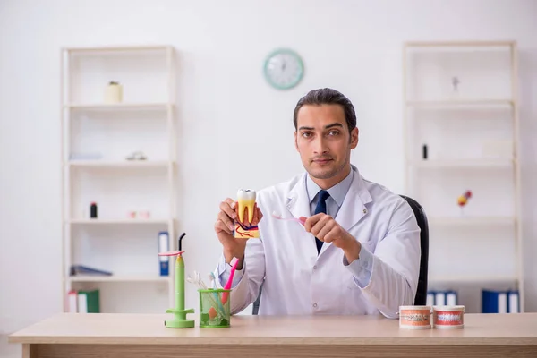 Genç erkek doktor stomatolojist klinikte çalışıyor. — Stok fotoğraf