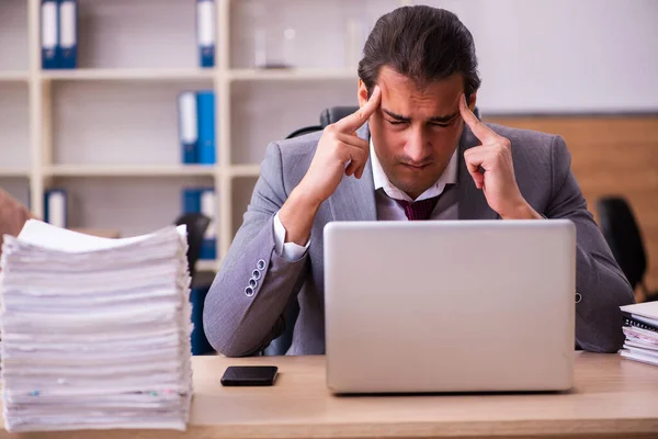 Jonge mannelijke werknemer zeer moe met overmatig werk — Stockfoto