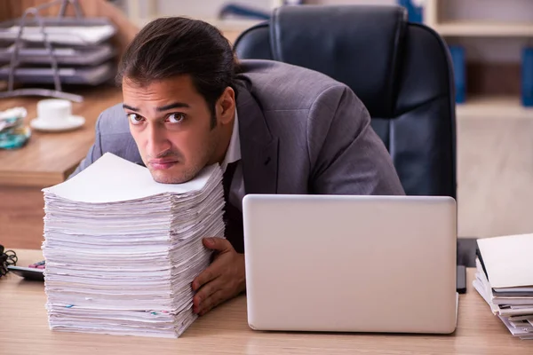 Jovem funcionário masculino extremamente cansado com excesso de trabalho — Fotografia de Stock