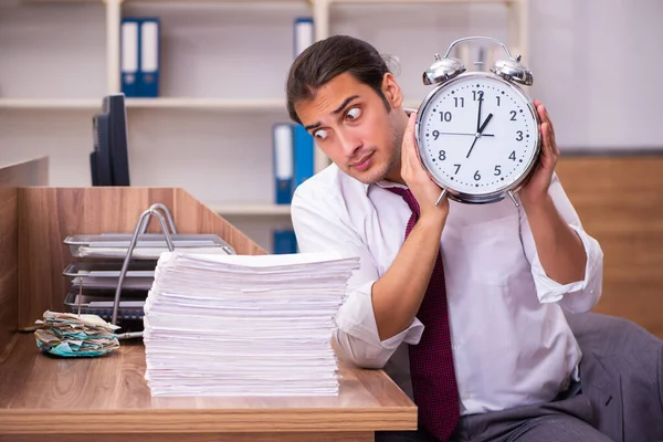 Cansado empregado masculino no conceito de gerenciamento de tempo — Fotografia de Stock