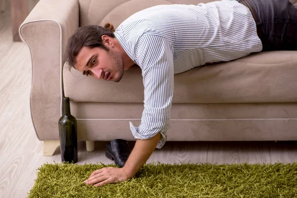 Joven borracho sufriendo en casa — Foto de Stock