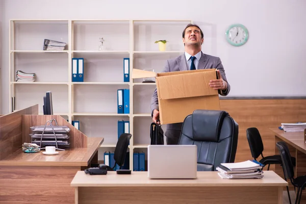 Junger männlicher Mitarbeiter wird entlassen — Stockfoto