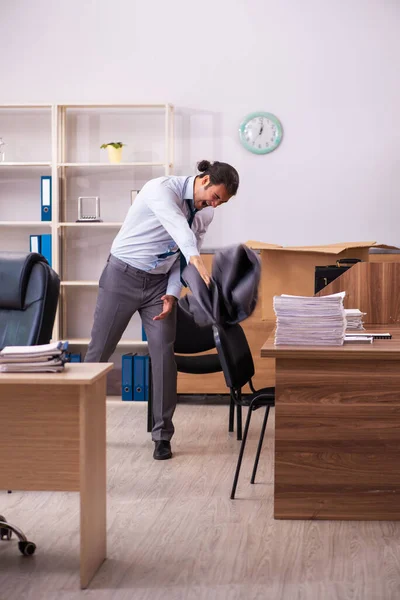 Jovem empregado masculino sendo demitido de seu trabalho — Fotografia de Stock