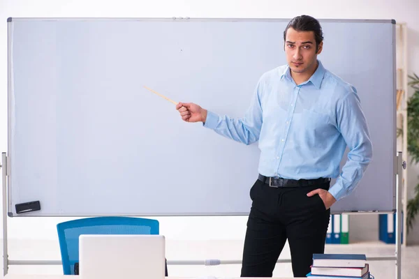 Jonge knappe leraar voor het whiteboard — Stockfoto