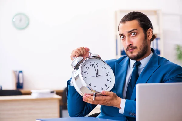 Jonge mannelijke werknemer in tijdmanagementconcept — Stockfoto