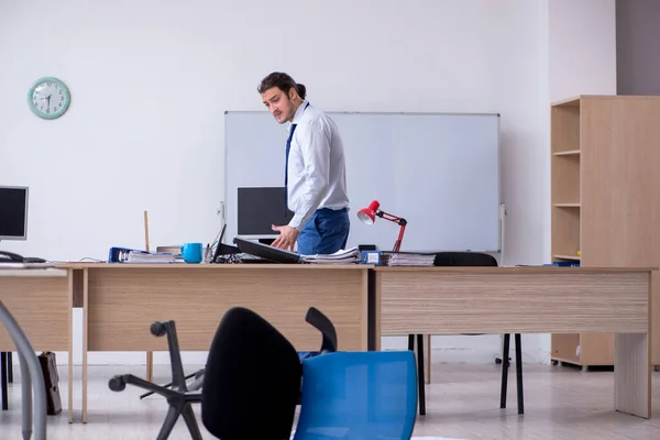 Joven empleado masculino infeliz con el trabajo excesivo — Foto de Stock