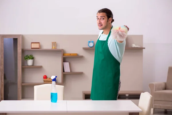 Joven contratista masculino limpiando la casa — Foto de Stock