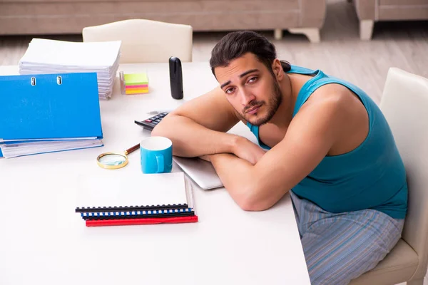 Junger Mann arbeitet während Pandemie von Haus aus — Stockfoto