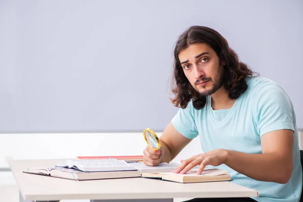 Unge mannlige studenter som forbereder seg på å holde opp loupe – stockfoto