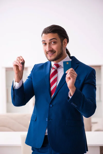 Guapo agente inmobiliario masculino trabajando en interiores — Foto de Stock