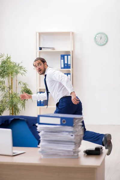 Молодий бізнесмен незадоволений надмірною роботою в офісі — стокове фото