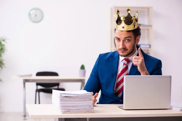Joven rey empresario empleado que trabaja en la oficina — Foto de Stock