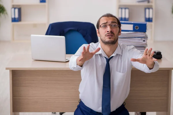 Giovane uomo d'affari infelice con il lavoro eccessivo in ufficio — Foto Stock