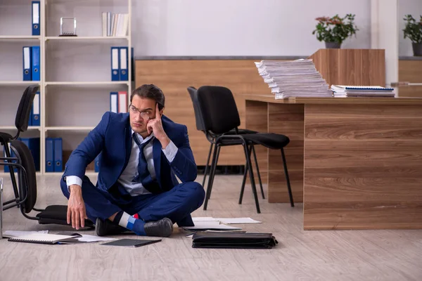 Ung manlig affärsman anställd missnöjd med sitt arbete — Stockfoto