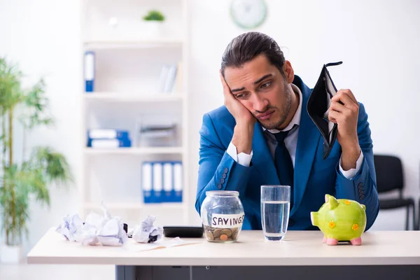 Junge männliche Buchhalterin im Konzept der Budgetplanung — Stockfoto