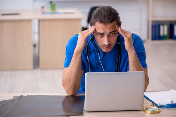 Jovem médico do sexo masculino trabalhando na clínica — Fotografia de Stock