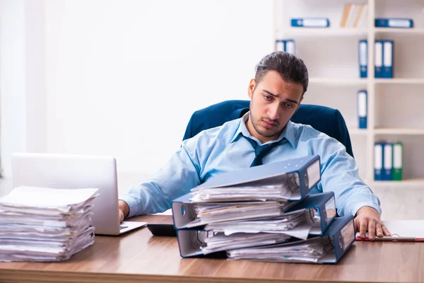 Junger männlicher Geschäftsmann arbeitet im Büro — Stockfoto