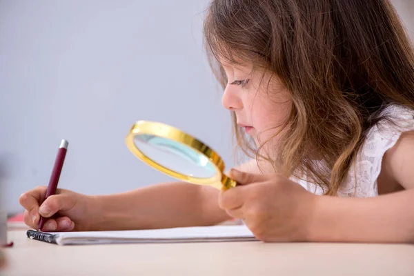 Kleines Mädchen bereitet sich zu Hause auf Prüfungen vor — Stockfoto