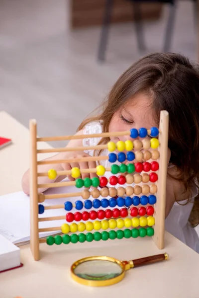 Menina pequena se preparando para exames em casa — Fotografia de Stock