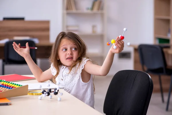 Menina pequena se preparando para exames em casa — Fotografia de Stock