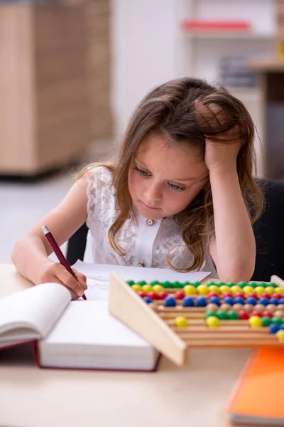 Malá holka se připravuje na zkoušky doma — Stock fotografie