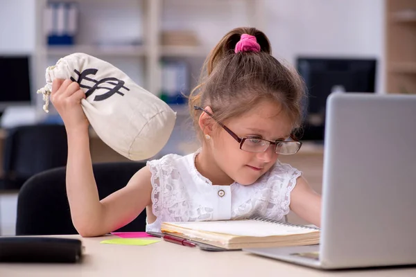 Funny small girl receiving salary in the office — Stock Photo, Image