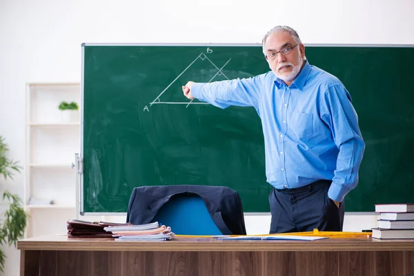 Viejo profesor de matemáticas en el aula — Foto de Stock