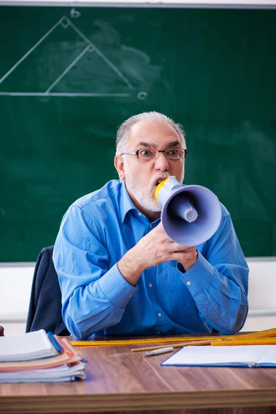 怒っている男性数学教師保持メガホン — ストック写真