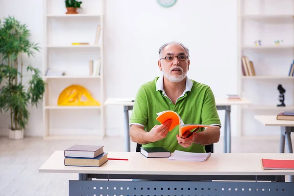 Anciano estudiante preparándose para los exámenes en el aula — Foto de Stock