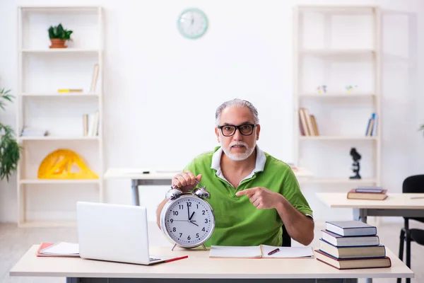 Alte männliche Studentin im Zeitmanagement-Konzept — Stockfoto