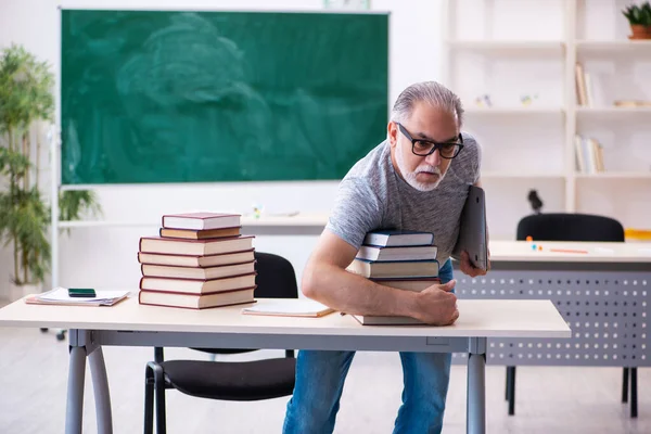 Old male student preparing for exams in the classroom — Stock Photo, Image