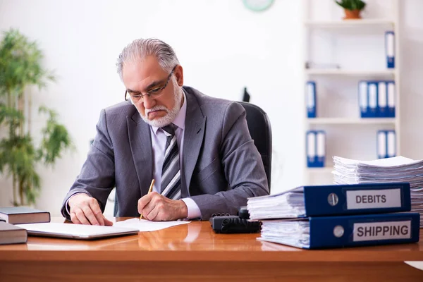 Homem velho empresário empregado leitura contrato no escritório — Fotografia de Stock